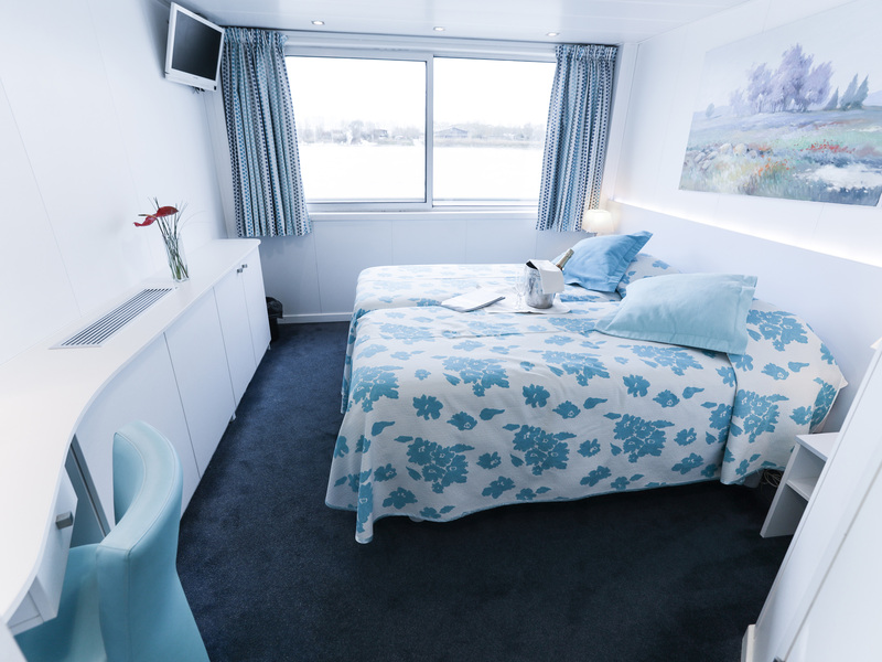 Middle Deck 2 Adjustable Twin Beds Cat A